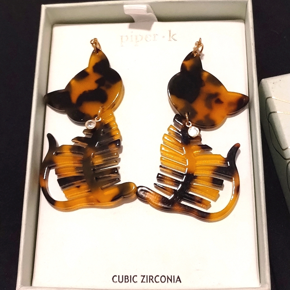 Piper K Tortoise Shell Dangling Cat Earrings - image 1